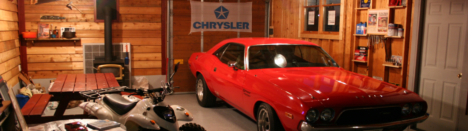 シダーガレージはカナダ製材料を使い日本で加工した木造ガレージキットです（一部国産材）。無垢の木材をふんだんに使った、やさしさとぬくもりのあるデザインです。