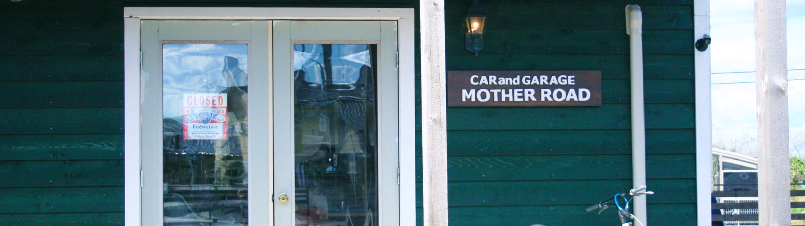 気持ちのいい木陰にも似た屋根の下、庭を眺めながらのティータイム。それとも夕暮れのハッピーアワー、友人とワインを傾けるひと時はいかがですか？