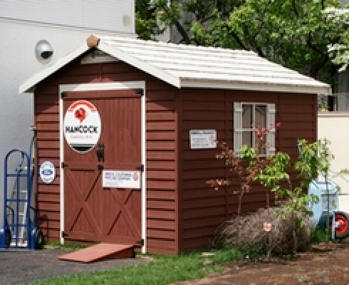 バイクガレージには「ランチャー」がおすすめ。3タイプ・4.3～7.2畳の広さで、バイクのメンテナンスや、パーツのストックにも十分な大きさです。正面の観音開きワイドドアにより、大型バイクでも出し入れスムース。