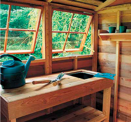 屋根付きポーチは、鉢植えや庭道具の手入れにもぴったり。引き戸だから開けたまま作業できます。