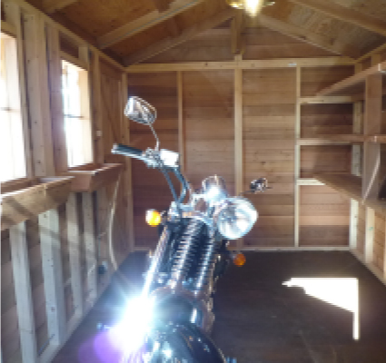 大きなツールチェストにバイクリフトを置いて本格的な整備も出来るガレージです。