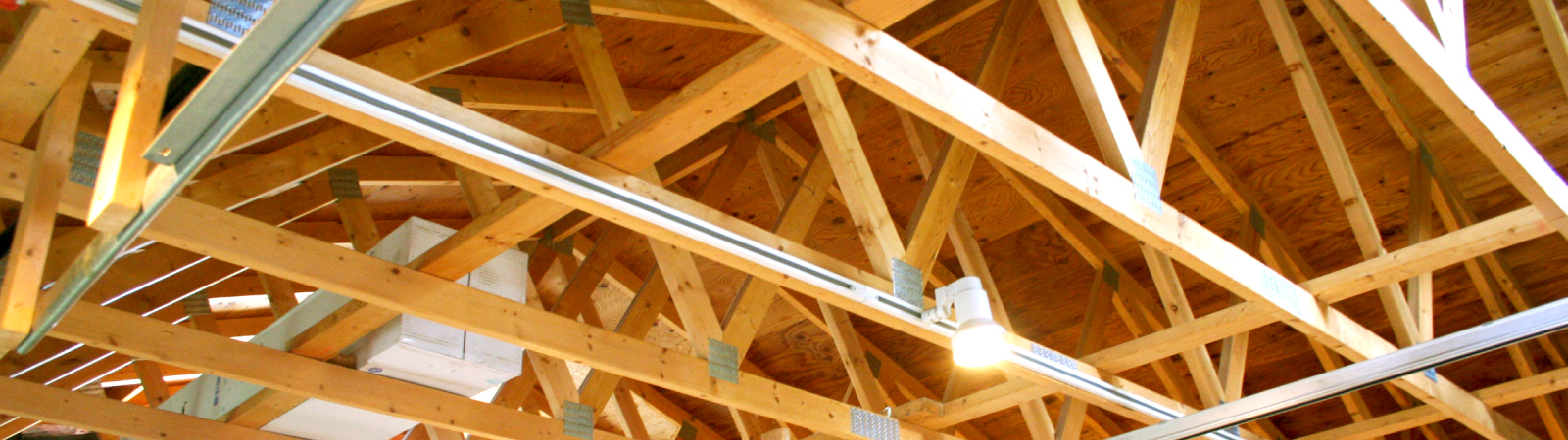 家の外側だけ提供する「スケルトン方式」で、間取りや内装仕上げ・設備も思いのまま。木のぬくもりと優しさを実感してください。